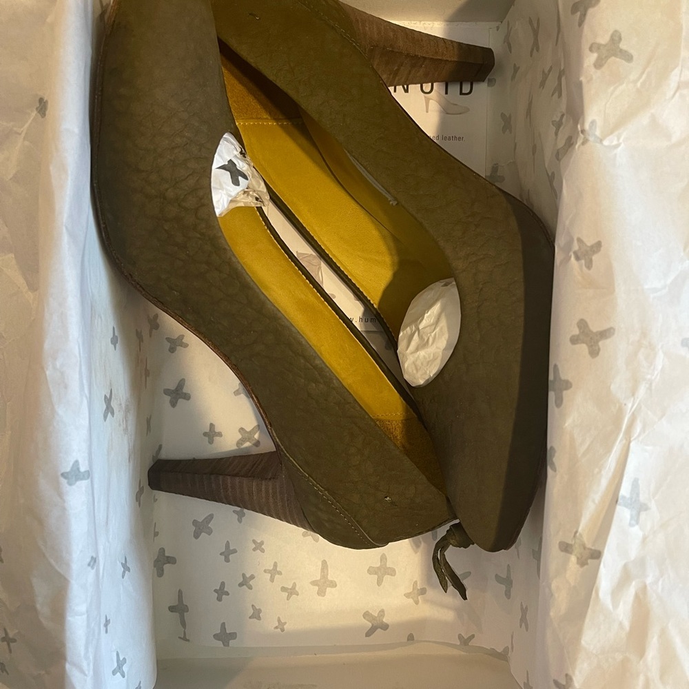 Humanoid olive leather pumps